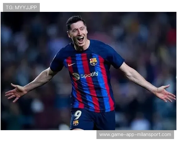 巴萨反越位配合完美，莱万补射擦网入网